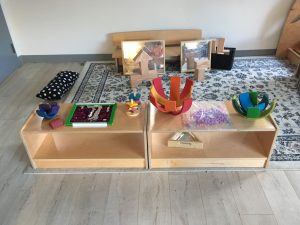 low tables with loose parts materials are used for a provocation.
